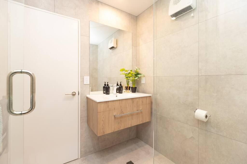 Inner City Luxury With Free Parking Christchurch Exterior photo